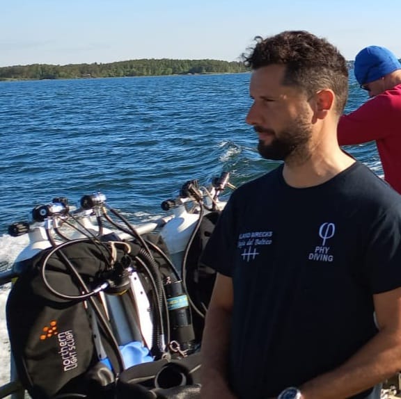 Ritratto in navigazione verso un'immersione di Paolo Bonfiglio.