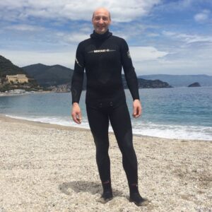 Figura intera di Roberto Viola