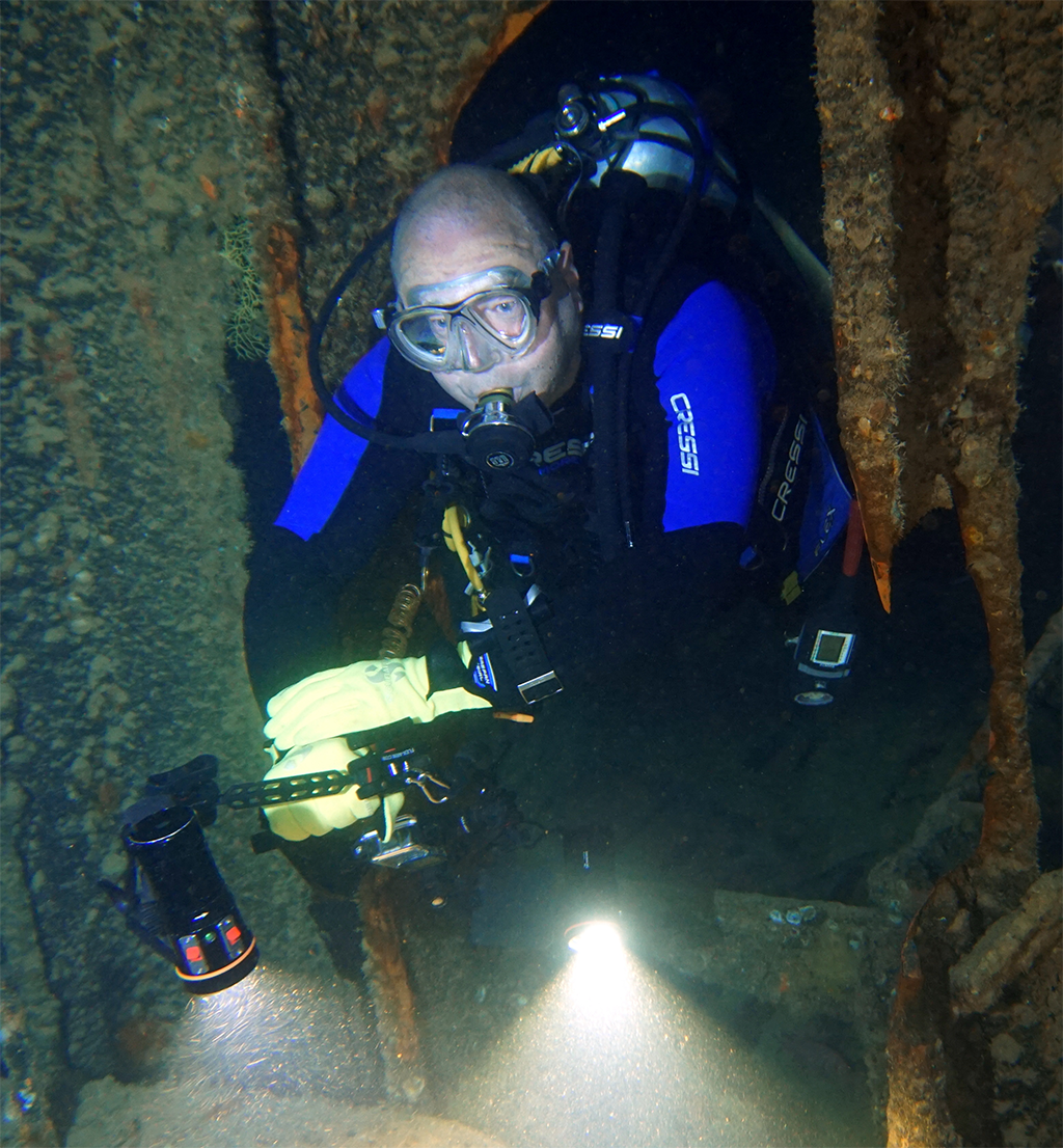 Ritratto di Claudio Cavenaghi in immersione durante un passaggio nel relitto del Thistlegorm.